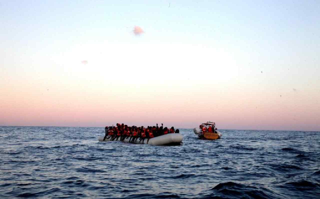 Rescue of six hundred migrants off the Italy coast