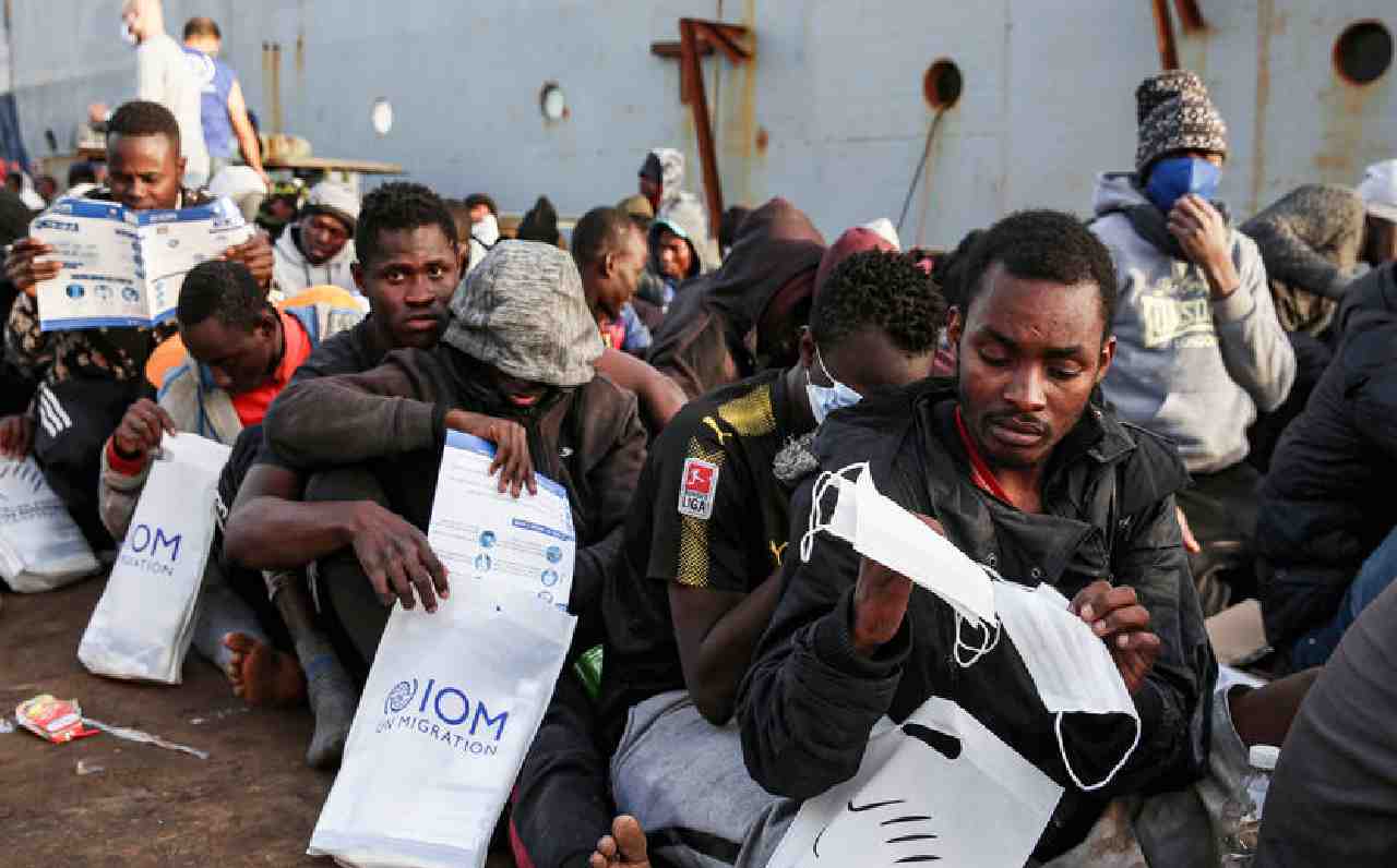 Rescue 130 migrants off the coast of Italy