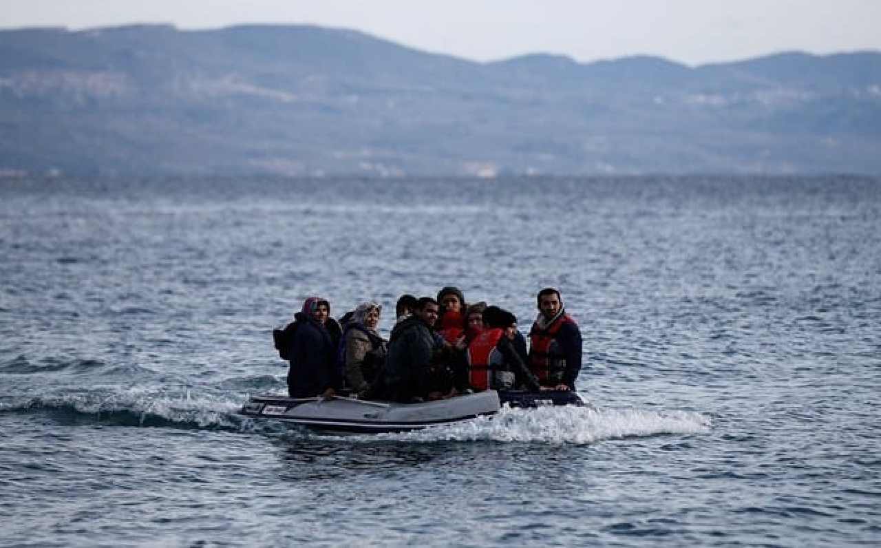 Hundreds of migrants in Greek coast